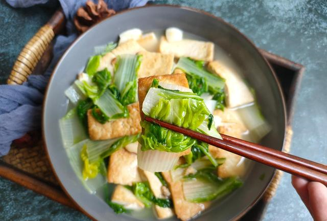 豆腐|豆腐和这菜是天生一对，入秋后要常吃，汤鲜味美，好吃到汤汁不剩