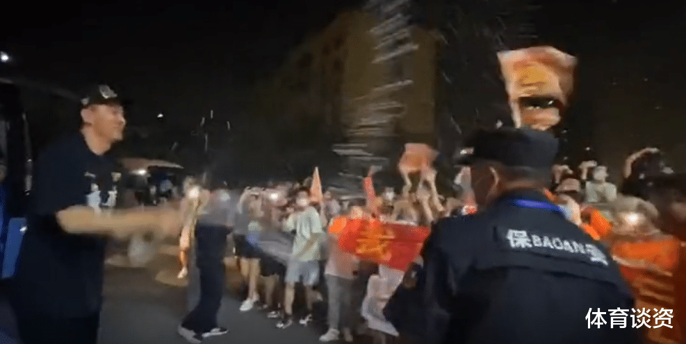 易建联|嗨起来！杜锋和球迷喝香槟，万圣伟背阿联回去，球迷高呼“易建联”