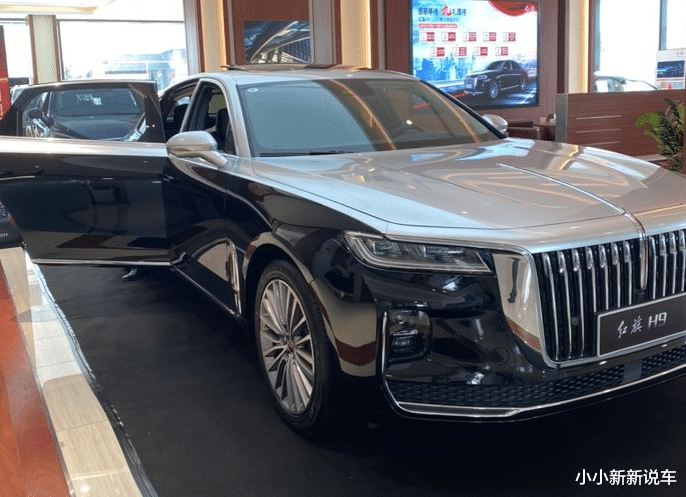 红旗h9|全新一汽红旗H9到店，拼接色车身很大方，上市时间或推迟，配2.0T