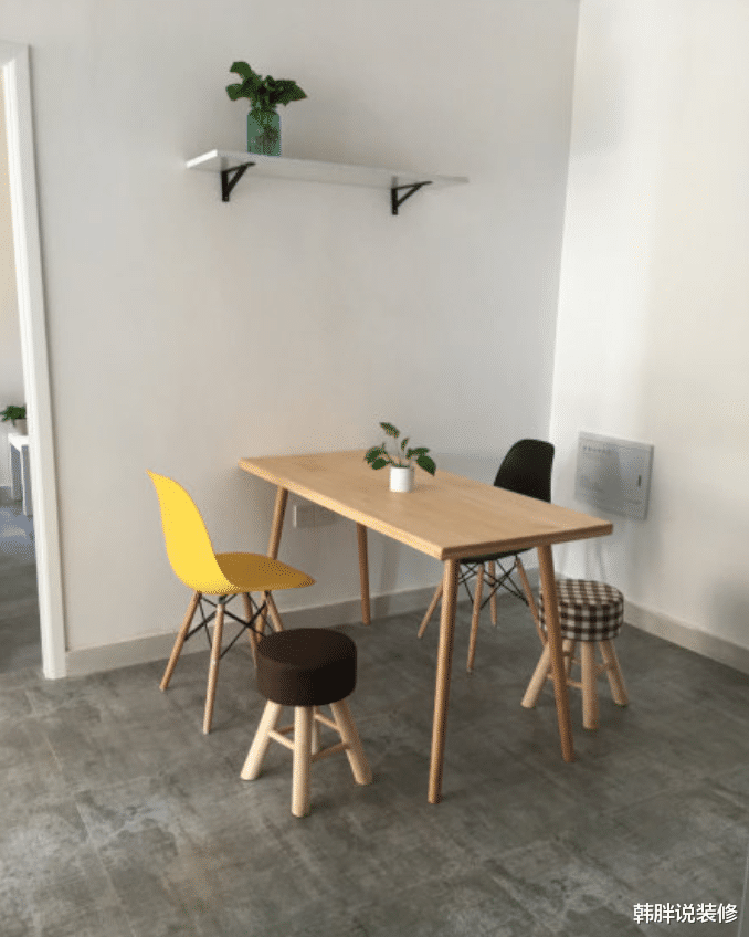 ▲她家全屋大白墙不贴石膏线，没有做吊顶，反而一进门就被迷住了