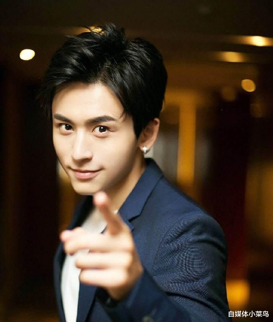 张哲瀚@90后阳光男孩张哲瀚，多年来一直不温不火，直到《芸汐传》走红