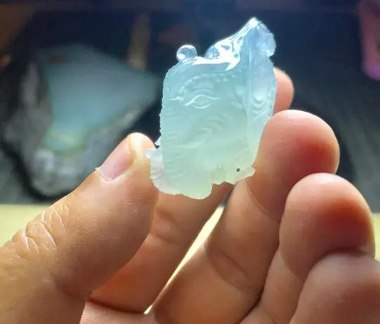 翡翠|3000拿下一块长条形的翡翠原石，还被朋友吐槽，成品出来真的是惊艳了！