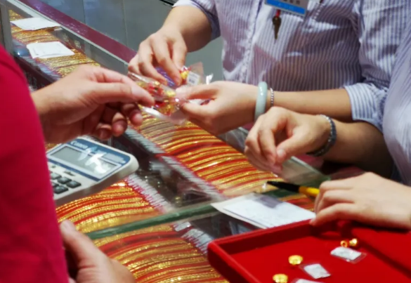 半岛晨报|涨疯了！网友：再也不敢嘲笑中国大妈了