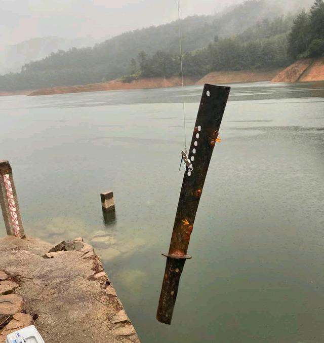 水库|古代兵器？男子钓鱼钓起大长刀，表面被烧焦，网友：千万别往家带
