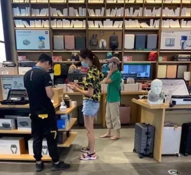 蔡少芬|蔡少芬母子躺玻璃栈道，小乐儿被吓得大哭，娘娘吐舌头偷笑