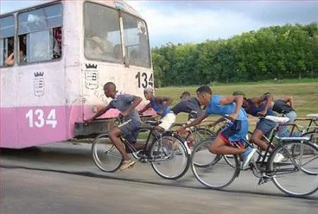 非洲小國的“自殺香蕉人”：每輛卡車後面都掛著一串自行車-圖1