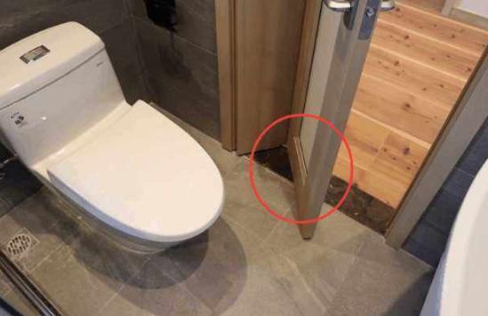 『』卫生间门一打开就撞马桶？装修工人这样做，不仅解决问题还实用！