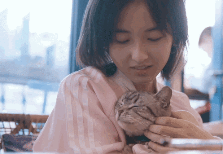 短发|求张子枫别再留短发了！看她换上碎花裙后，确定不是海清2.0？