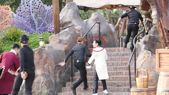 鹿晗■鹿晗把卷纸当足球踢,黄子韬问他“傻不傻”,吴亦凡收工后打篮球