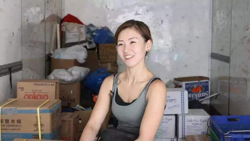 #香港#还记得香港最美搬运工吗?因颜值“超标”而红极一时,如今怎样了