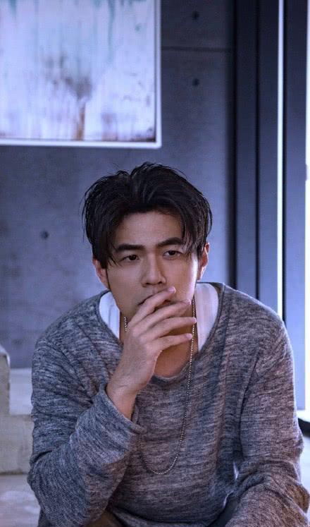 周杰伦|歌手周杰伦从服务员到乐坛天王的蜕变逆袭，靠己靠妈妈买的钢琴！