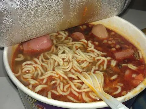 『泡面』煮泡面“最忌”先放面饼，做出来又油又难以下咽，原来顺序搞错了