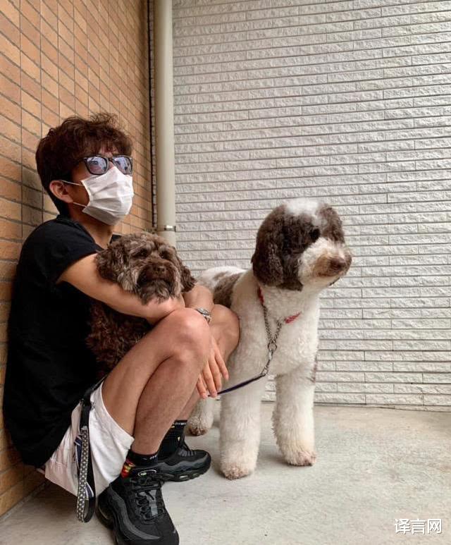 [美甲]47岁木村拓哉遛狗路边避雨，巨星“亚洲蹲”；心美为工藤静香美甲