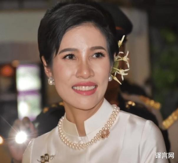 诗妮娜|泰国贵妃诗妮娜趴地拜僧，身姿挺拔惹男军官侧目，翩翩起舞比公主优美