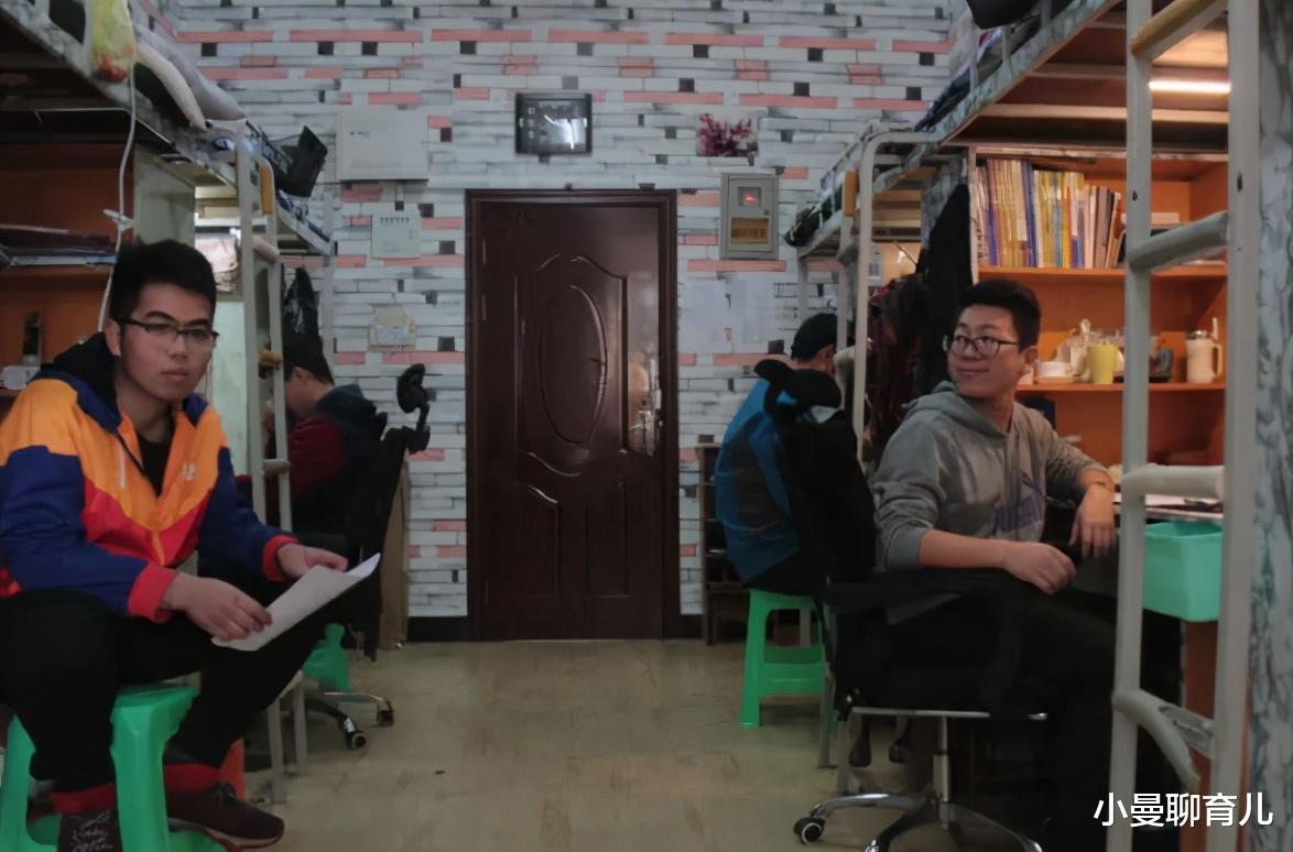 大学|同样是学生会查寝，大一“嚣张”，大三“乖”，看到大四：太可怜