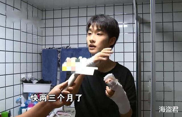 |浙江男子“小张”被浴室玻璃门割伤手维权，却因颜值登上热搜榜一