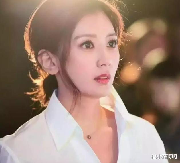 贾静雯|她有3个孩子，赔前夫2600万，如今再嫁小9岁丈夫被宠成孩子