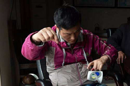 他曾是身价过亿的富豪，因过度“膨胀”而负债累累，沦落到住出租屋