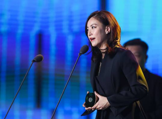 娱乐圈|她分手后才得知怀孕，为女儿戒20年烟瘾，今撑起娱乐圈半壁江山