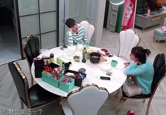 「吴昕」吴昕节目中晒出自己的家，头一次见用仓库装衣服，家里衣服太多了