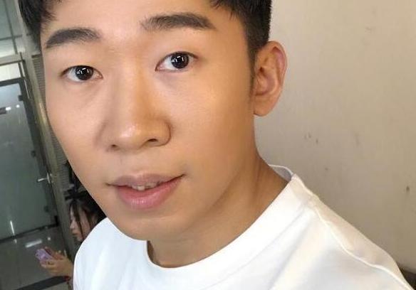 晒晒杨迪如今住的房子，厨房连橱柜也没有，勺子什么都是挂在墙上