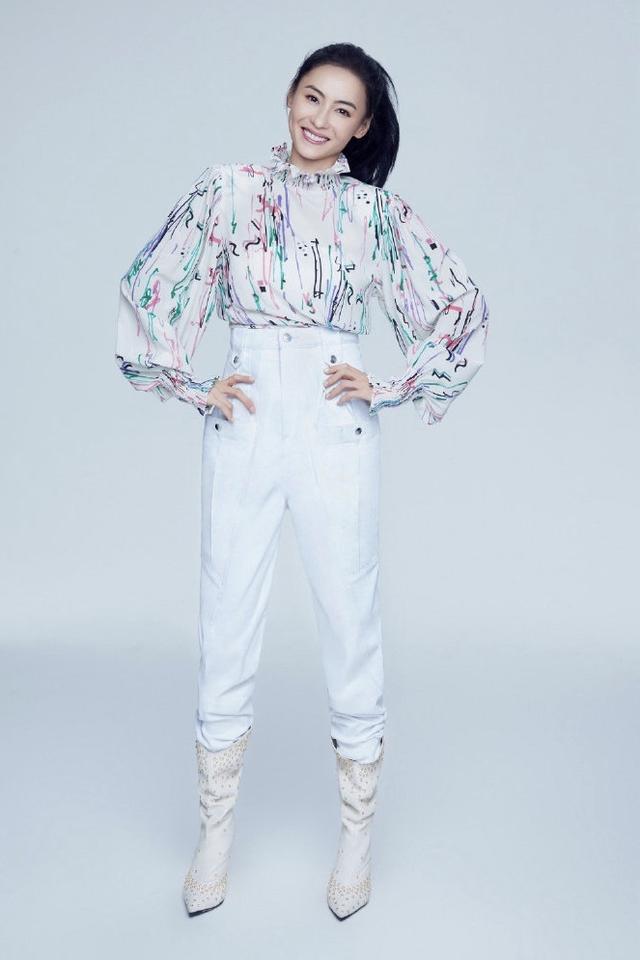 衬衫@张柏芝依旧美如画,马尾辫配上羊腿袖衬衫,40岁气质极佳