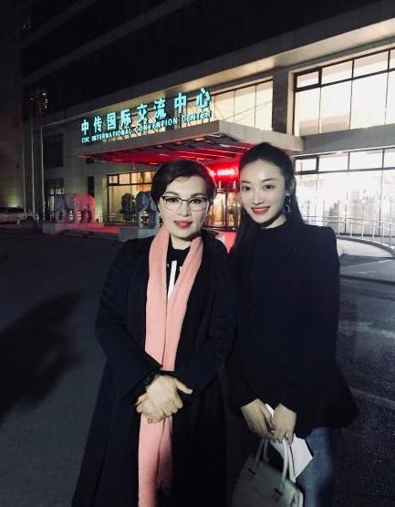 李瑞英|曾“央视一姐”李瑞英，儿子坠楼依旧主持工作，被骂“六亲不认”