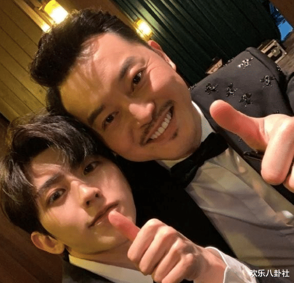 【蔡徐坤】蔡徐坤迅速融入跑男大家庭,晒全员春游合影,意外暴露他和谁最亲近