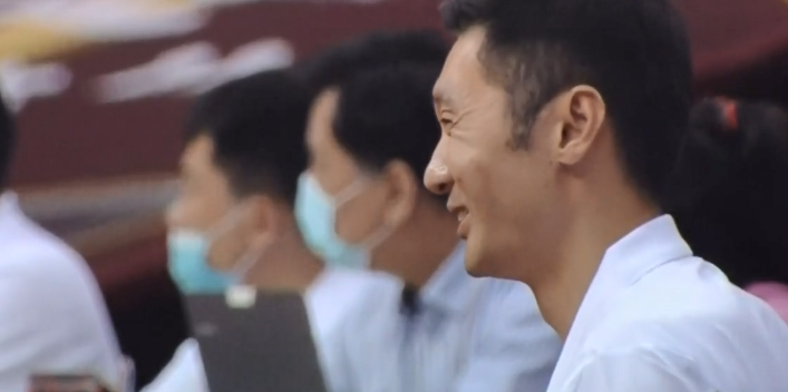 [刘炜]CBA前冠军复赛首胜，外援12中3也能赢，万分先生执教首秀开门红