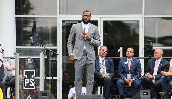 勒布朗·詹姆斯▲NBA球星拥有的商业帝国，姚明排不进前10，詹姆斯太能赚钱！