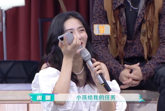 谢娜|谢娜给张杰打电话撒娇，有谁注意baby的表情？羡不羡慕很明显