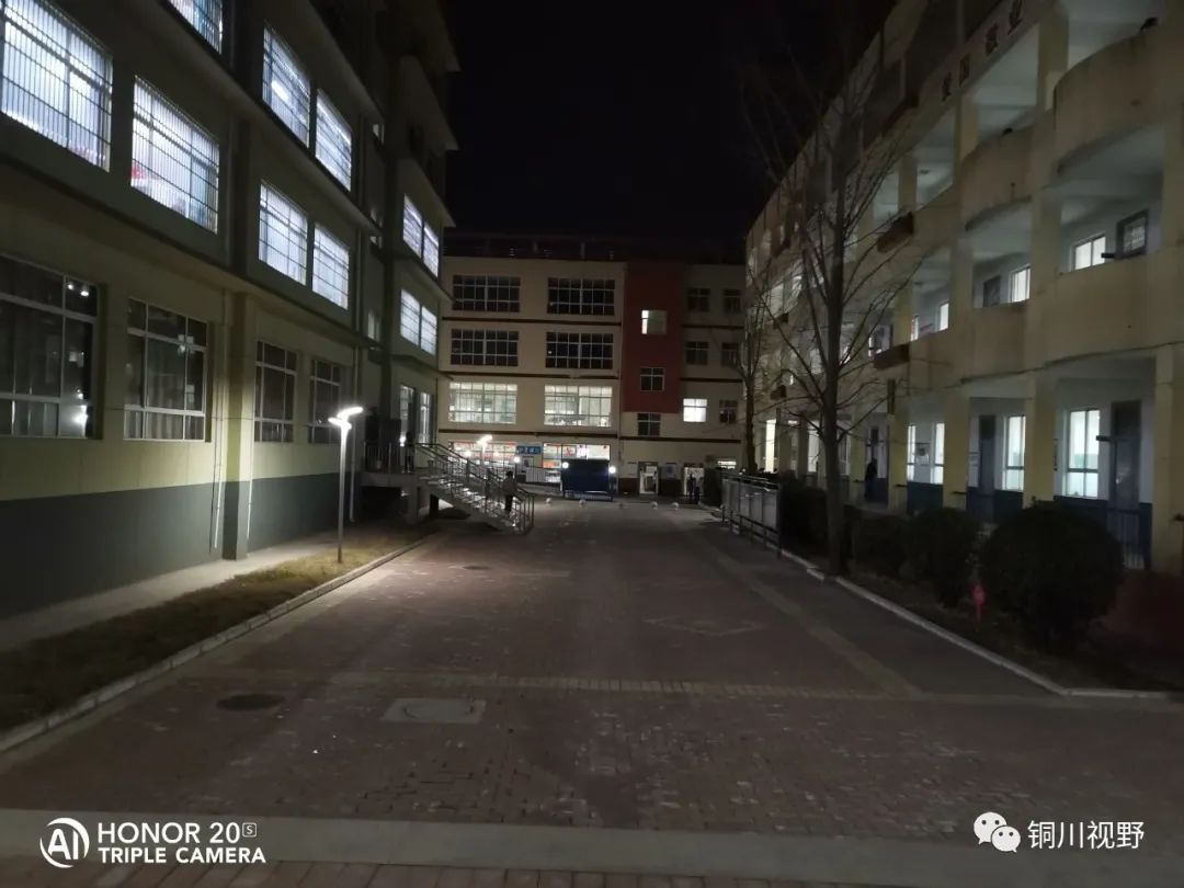 铜川周春辉 陕西铜川：王家河建中的校园