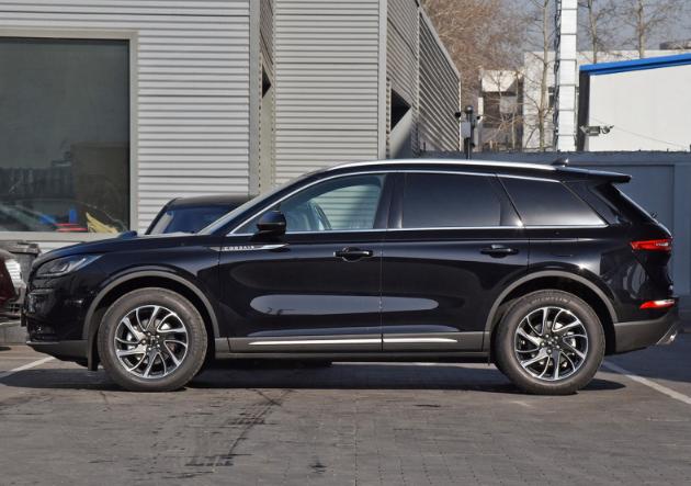 「SUV」确实比宝马X1香,标配2.0T加速6.8秒,车宽1887mm,起售价24万