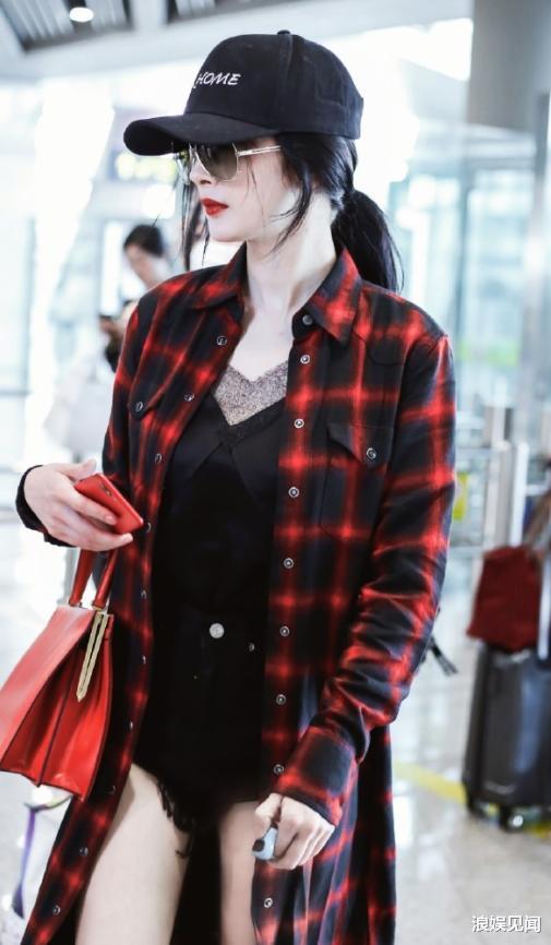 杨幂：杨幂机场照彻底火了！不穿袜子直接穿上牛奶靴，意外显腿长一米二