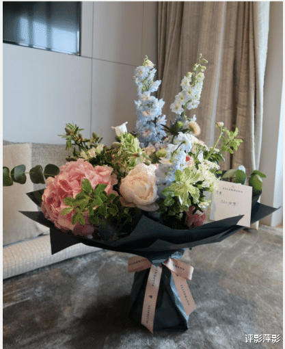 #林峰#张馨月秀出林峰赠送的520鲜花，幸福模样却巧妙角度遮住肚子