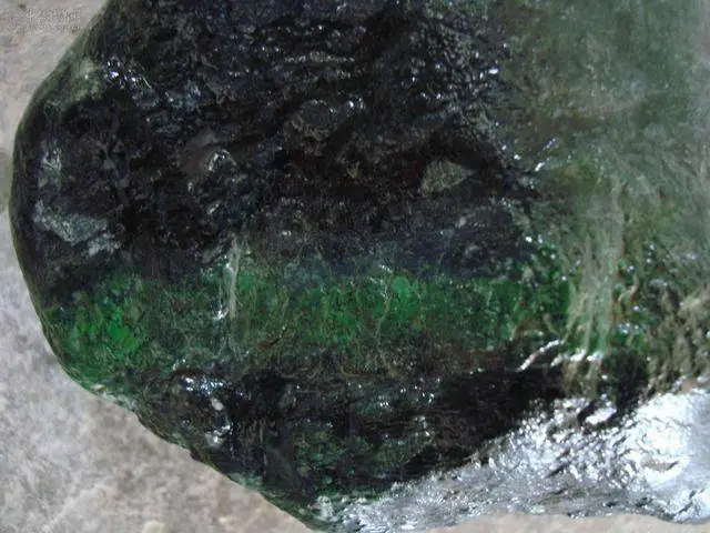 翡翠|翡翠蟒带是什么，翡翠原石中为什么存在蟒带？