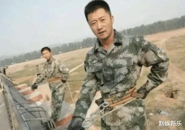 关晓彤|吴京什么来头，居然能借到真的军用武器，军方的回答让人不得不服