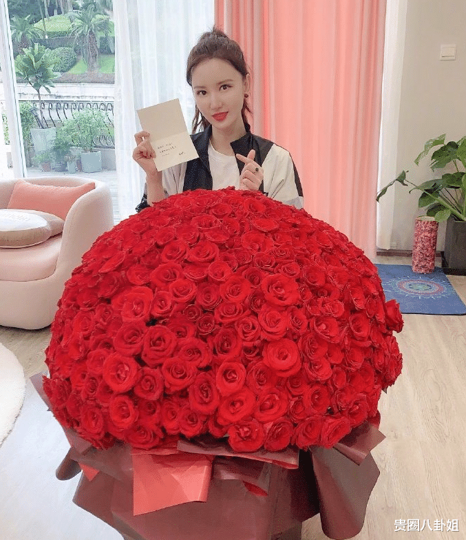 『赵丽颖』赵丽颖晒照秀恩爱，本以为是一首古诗，没想到却是在暗示一家三口