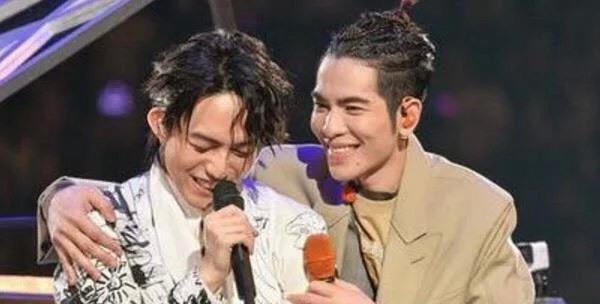 青春有你@《青春有你》首位飞行导师是歌声很细腻的他,还是很值得期待