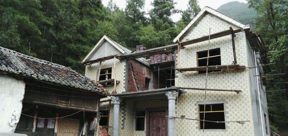 父亲用我的30万建房, 瓦贴的歪歪扭扭, 面砖太丑, 房子完工后我想哭