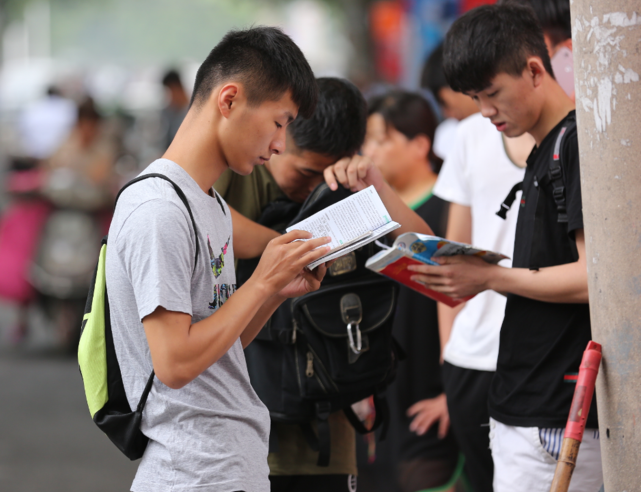 |高考530分以下，学生该先选择大学还是专业？高考名师给出分析