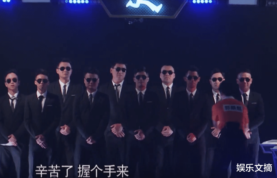 「郭麒麟」郭麒麟有多幽默？《奔跑吧》黑衣人努力憋笑，看样子快忍不住了