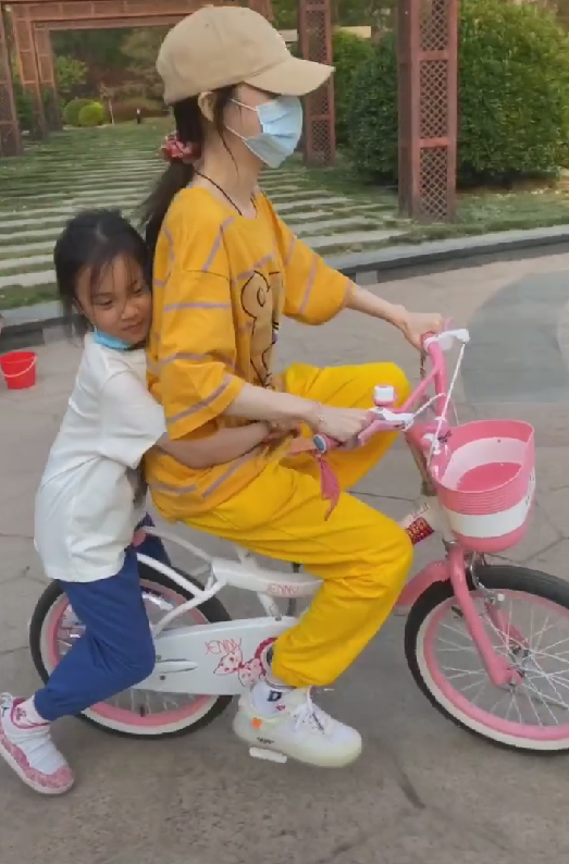 「贾云馨」李小璐骑自行车带女儿，谁注意甜馨的腿？哪像是7岁的孩子啊
