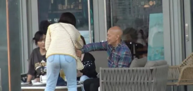 何佩瑜|闻西你变了吗？70岁家英哥“偷食”同戏女主角趁汪阿姐不注意玩“忘年恋”？