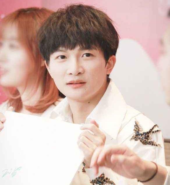 周深|周深一年狂揽11档综艺，天籁之声沦为“综艺笑柄”：丢失初心？