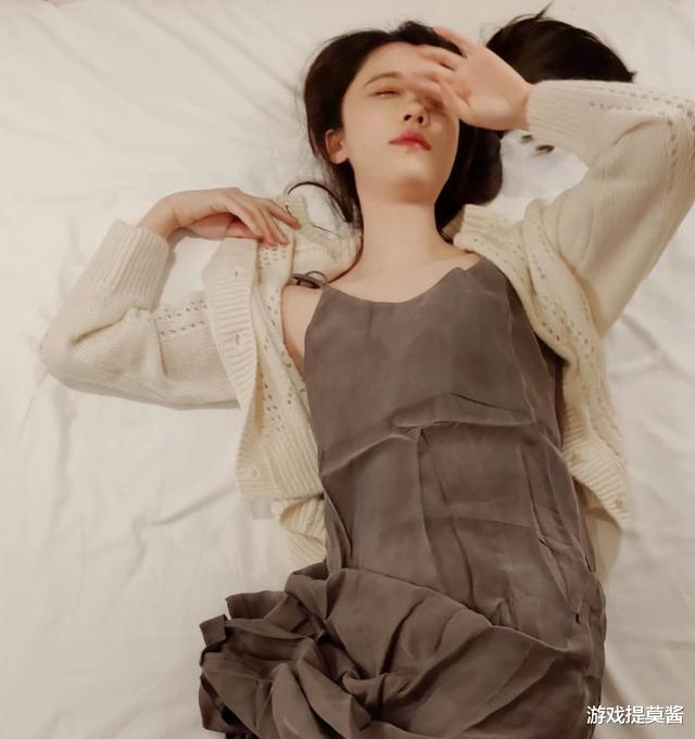 轩子|轩子巨2兔晒出日光浴，网友询问黑乎乎的是什么东西？