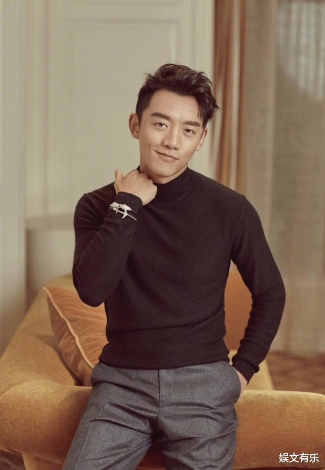 郑恺|郑恺晒全家福庆女儿百天,女儿背影软萌又可爱,苗苗的脚却引热议