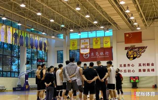 『杜锋』杜锋特训一年级新星备战CBA复赛 朱芳雨接班人将扮演宏远争冠奇兵