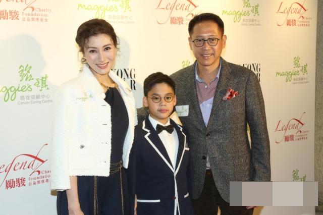 许晋亨|李嘉欣侄媳晒家庭温馨照, 许晋亨家族基因太强大, 儿子侄孙如同饼印