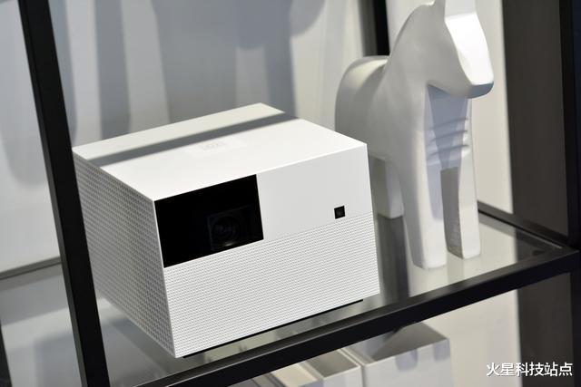 投影仪■小米生态链推出家用投影仪，内置MIUI TV系统，白天开窗效果如何？